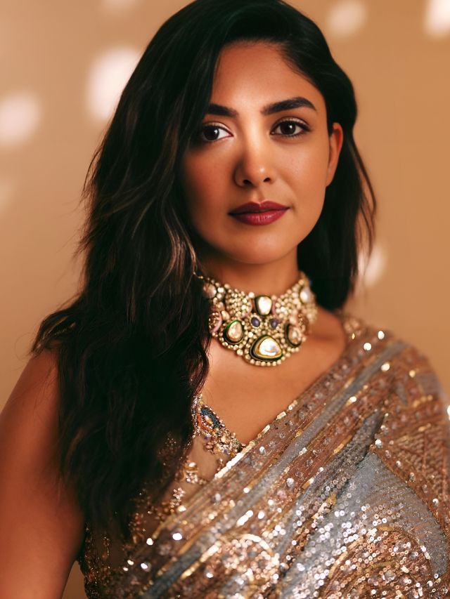 Mrunal Thakur के 10 खूबसूरत लुक, जो आपको उनका दीवाना बना देंगे!